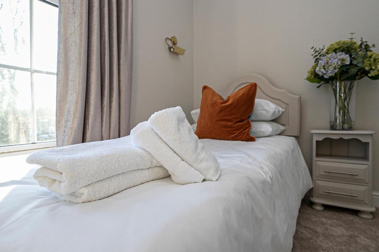 Pages Hotel And Guesthouse Harlow Εξωτερικό φωτογραφία