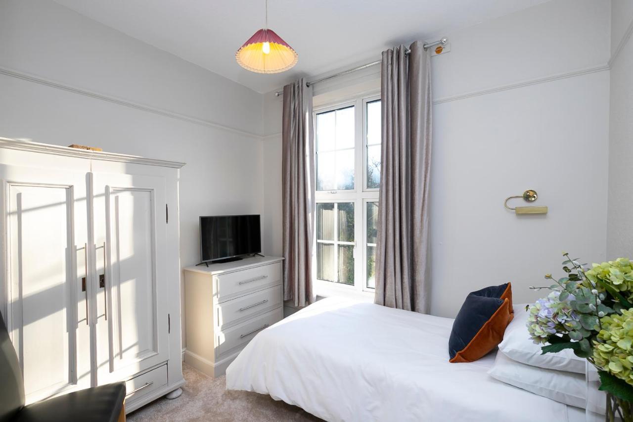 Pages Hotel And Guesthouse Harlow Εξωτερικό φωτογραφία